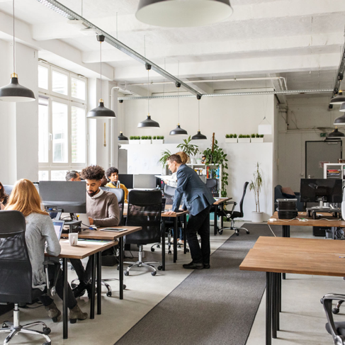 Professionnels masculins et féminins travaillant à leur bureau dans un espace de bureau moderne