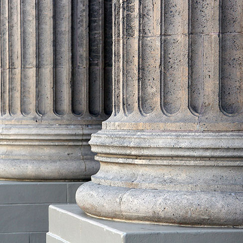 
Rangée de la base de colonnes en pierre architecturales classiques